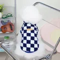 Dettaglio del gilet in pile a scacchi blu per animali con toppa in pelle con logo sul retro - S / Blu Notte