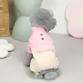 Detail eines warmen Lammwolle-Hundeoveralls mit Dadagou-Stickerei und rosa Farbakzenten - S / Rosa