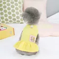 Detalle de vestido amarillo de algodón acanalado para mascota con parche rosa y anillo en D - Amarillo