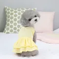 Détail de la robe d'été jaune pour animal avec boutons perles et ourlet à volants doubles - XS / Jaune Clair