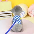 Detailaufnahme von blauem Schachbrett-Hunde-Geschirr mit D-Ring und Smiley-Aufnäher - Blau