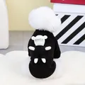 Détail du pull en tricot noir pour animaux avec un ours en 3D et une étiquette texte - S / Noir
