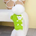 Gros plan du pull vert côtelé pour animaux avec décoration d'ours 3D sur un Bichon Frise - S / Vert