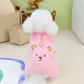 Dettaglio del maglione in peluche rosa per animali con orsetto 3D e anello a D sul retro - S / Rosa