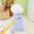 Detail van lichtblauwe fleece hondentrui met borduursel en gele lijnbevestiging - S / Blauw