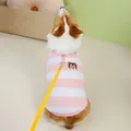 Détail du gilet en peluche rayé rose et blanc avec anneau en D et laisse jaune pour chien - S / Rose