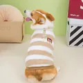 Détail du gilet en polaire rayé pour animal avec anneau en D et écusson ours - S / Khaki