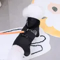 Detalle de sudadera negra de invierno para perro con anillo de metal y estampado - S / Negro