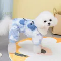 Detalle de textura de mono polar para perro con diseño de nubes y puños elásticos - S / Azul