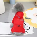 Detalle del mono térmico rojo para mascotas con capucha y estampado de logo deportivo - S / Rojo