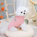 Gros plan du t-shirt rose en maille côtelée pour animaux avec broderie GOOD - S / Rose