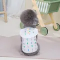Détail du gilet floral pour animaux avec bordure en dentelle blanche et fleurs jaunes - S / Poche zippée