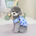 Détail d'une chemise bleue pour animaux avec motifs de cœurs et col à volants doux - S / Bleu
