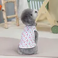 Détail du gilet en coton blanc pour animaux avec motifs d'ancre et d'étoiles sur un caniche - S / Blanc avec ancre rouge étoile