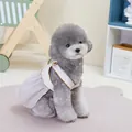 Detailansicht eines Pudels im Haustierkleid im koreanischen Stil mit Stickerei und Holzknopf - S / Cremeweiß