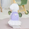 Dettaglio di un vestito floreale per animali con pizzo a doppio strato e etichetta - S / Viola Chiaro