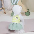 Detail eines Hunde-Sommerkleids mit gestreiftem Strickoberteil und Katzenstickerei - S / Gelb Gestreift
