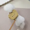 Detail eines gelben Haustier-Rucksacks aus Segeltuch mit Bären-Stickerei für kleine Hunde - S / Brauner Bär-Stil