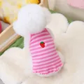 Gros plan d'un gilet pour animaux rayé rose et blanc avec broderie fraise et bord festonné - S / Style Rayé Rose et Blanc avec Broderie Fraise / Rose