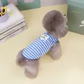 Détail du gilet rayé bleu pour animaux avec anneau en D en métal et étiquette tissée - S / Rayure Bleue