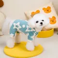 Primer plano del mono de forro polar azul para mascotas con estrellas blancas - S / Verde Agua