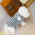 Detail van warme gestreepte fleece huisdier vest met schattige beer patch op een witte hond - S / Grijs