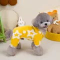 Detalle del mono amarillo para mascotas con estrellas y anilla D de tracción - S / Amarillo