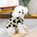 Detalle del chaleco de felpa para mascotas con estampado de corazones y un oso - S / Negro
