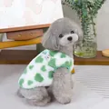 Detalle del chaleco polar verde para mascota con bordado de oso y anillo en D de metal - S / Verde