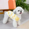 Dettaglio del maglione a scacchi gialli per cani che mostra il pile e i bordi a coste - S / Giallo