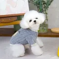 Nahaufnahme eines grauen Fleece-Haustierpullovers mit Stickerei für kleine Hunde - S / Grau