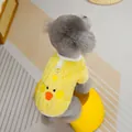 Detailaufnahme vom gelben Haustier-Fleece-Hoodie mit Entenstickerei und D-Ring-Haken - S / Gelb