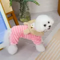 Détail d'un pyjama rayé rose en polaire corail avec capuche ours pour animaux - S / Rayure Rose