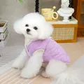 Detail der gesteppten lila Hundeweste für kleine Hunde mit Wellenheftung und weichem Saum - S / Lila