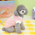 Detail der rosa Fleece-Haustierweste mit Bären-Stickerei und weißem Kontrast-Saum - S / Rosa