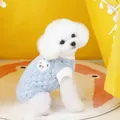 Detail der hellblauen gesteppten Haustierweste mit Bärenstickerei für kleine Hunde - XL / Blau