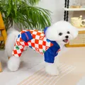 Dettaglio della tuta a scacchi per animali con tasca blu e stampa Happy su cane - S / Arancione