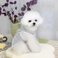 Detail der grauen Weste mit weißem Rand am weißen Hund vor einem blumigen Hintergrund - S / Grau