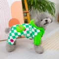 Dettaglio della tuta invernale per cani a scacchi verdi con cappuccio e tasca Happy - S / Verde