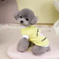 Dettaglio della t-shirt gialla traspirante per animali con stampa cuccioli e colletto - S / Giallo