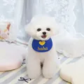 Detailopname van blauwe huisdier slabbetje met geel hart borduursel op een witte hond - S / Blauw