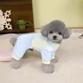 Detalle de mono azul claro de malla para mascotas con ribetes amarillos en un caniche - S / Azul