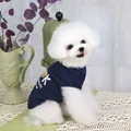 Détail du gilet gaufré bleu marine pour animaux avec motif ours sur un chien Bichon - S / Bleu clair