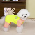 Détail de la combinaison de sport pour chien en maille respirante sur un chien blanc - S / Jaune