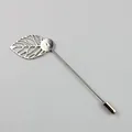 Dettaglio di una spilla da abito in acciaio argento con foglia traforata e spilla lunga - Con Foglia / Argento