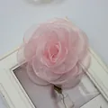Dettaglio di una rosa fatta a mano in organza rosa in un piccolo vaso di vetro - Stile Doppio Uso Spilla Fermaglio per Capelli / Rosa