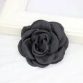 Accessoire cheveux camélia en tissu noir de 6cm avec texture de soie superposée - Camélia Noir (Petite Épingle)