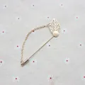 Spilla rotonda dorata con ciondolo a foglia traforata e catena in metallo sottile - Con catena / Oro