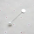 Spilla da bavero in acciaio inossidabile argento con base rotonda e perla bianca - Con Perle / Argento