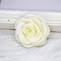 Eleganter elfenbeinweißer Kamelien-Brosche mit seidigen Satin-Blütenblättern - Flache Basis / Beige